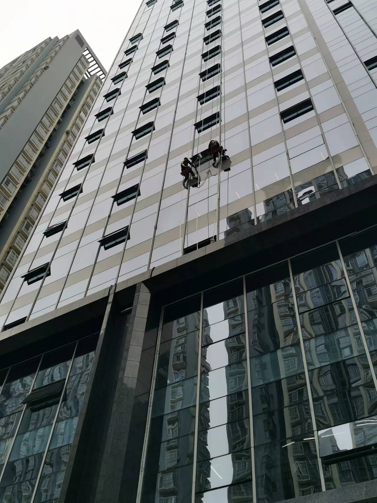 重塑建筑之美——专业幕墙维修改造服务